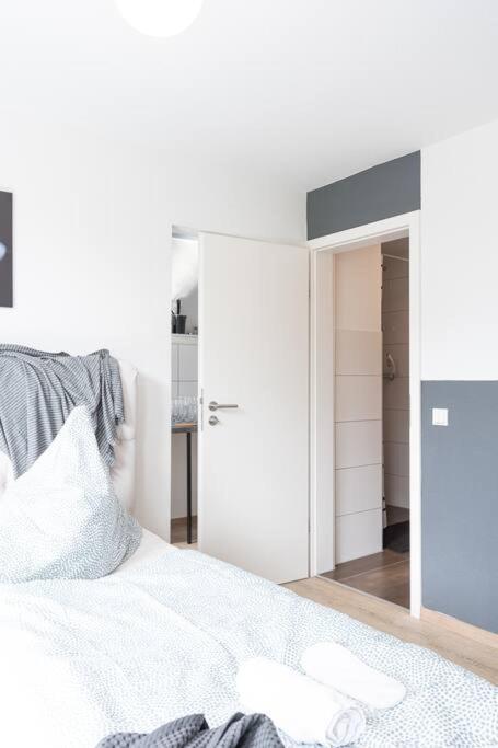 - Nice New York Apartment In The Heart Of Duisburg - Betten & Sofa - 5 Mins Central Station Hbf - Big Tv & Wifi - Dış mekan fotoğraf