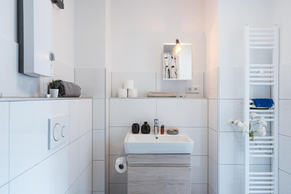 - Nice New York Apartment In The Heart Of Duisburg - Betten & Sofa - 5 Mins Central Station Hbf - Big Tv & Wifi - Dış mekan fotoğraf